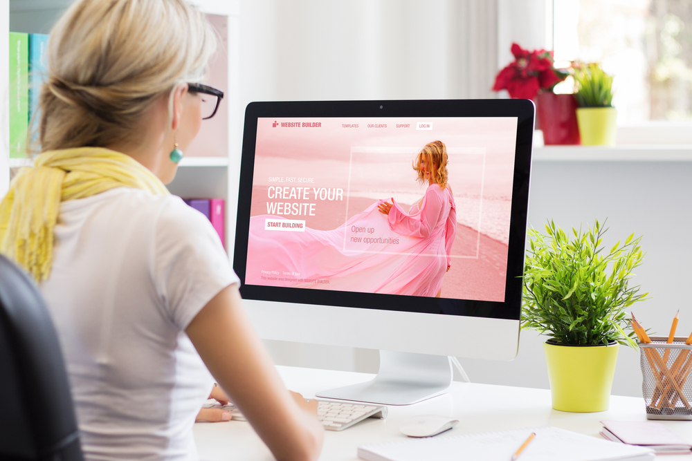 Website erstellen - Frau am Laptop